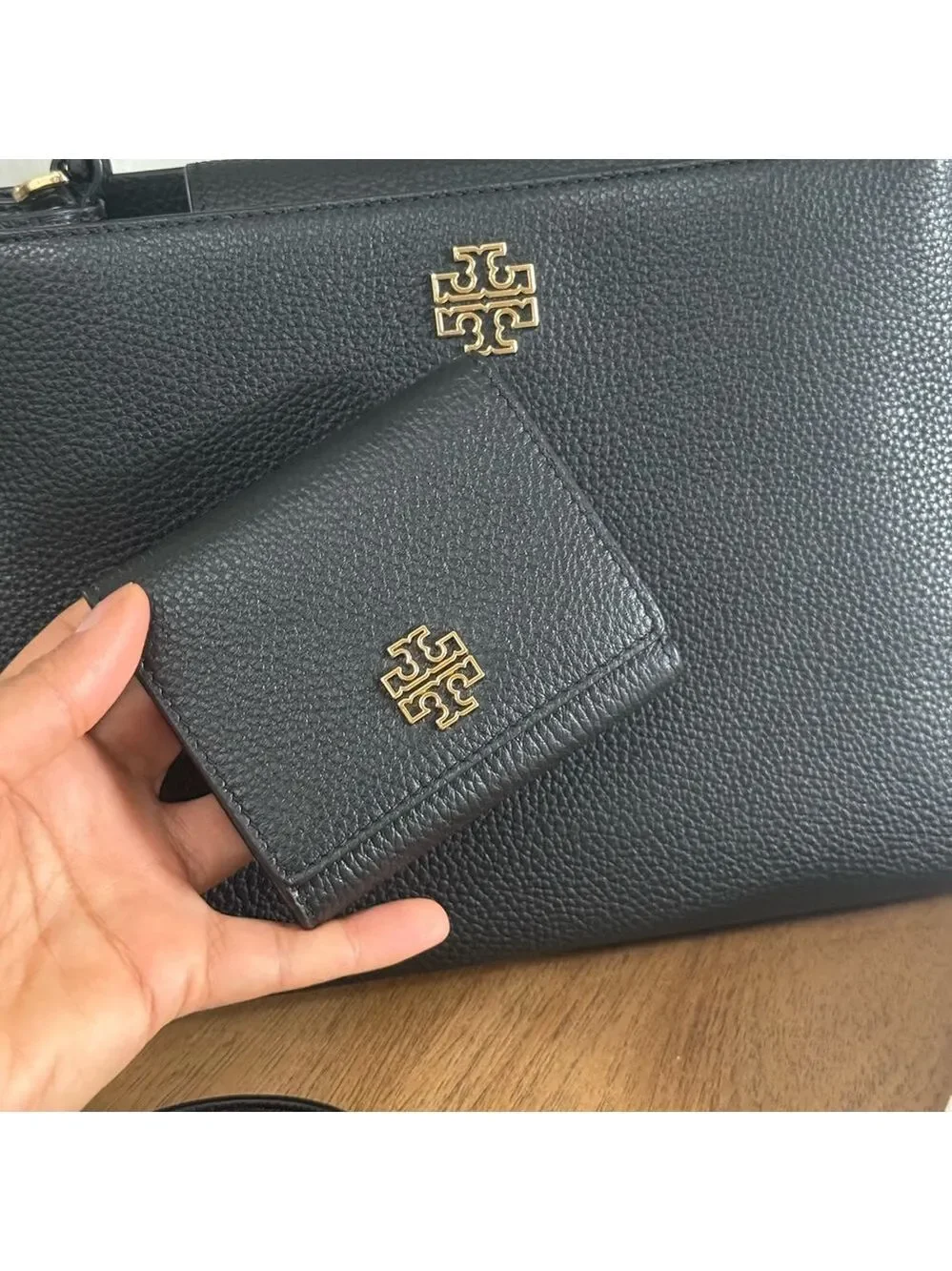 New Tory Burch Britten Compact Pebbled Leather Wallet in Black
